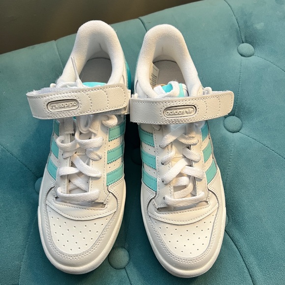 NEW Adidas Low Court women’s  size 6, with aqua stripes basketball shoe - Picture 9 of 11